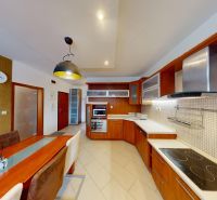 VÝHODNÁ PONUKA!!! (65 m²) 3i BYT S LOGGIOU V SRDCI SÍDLISKA KVP - Kuchyňa v 3-izbovom byte so vstavanými spotrebičmi a priestranným jedálenským stolom.