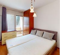 VÝHODNÁ PONUKA!!! (65 m²) 3i BYT S LOGGIOU V SRDCI SÍDLISKA KVP - Spálňa v 3-izbovom byte s posteľou, skriňou a podlahou s dreveným dekorom.