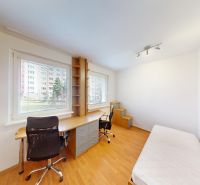VÝHODNÁ PONUKA!!! (65 m²) 3i BYT S LOGGIOU V SRDCI SÍDLISKA KVP - Izba v 3-izbovom byte so stolom, stoličkou a posteľou, podlaha s dreveným dekorom.