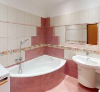 VÝHODNÁ PONUKA!!! (65 m²) 3i BYT S LOGGIOU V SRDCI SÍDLISKA KVP - Kúpeľňa so sprchovým kútom a rohovou vaňou v 3-izbovom byte.