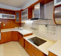 VÝHODNÁ PONUKA!!! (65 m²) 3i BYT S LOGGIOU V SRDCI SÍDLISKA KVP - Kuchyňa v 3-izbovom byte s linkou v dekore dreva a vstavanými spotrebičmi.