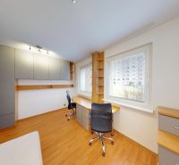 VÝHODNÁ PONUKA!!! (65 m²) 3i BYT S LOGGIOU V SRDCI SÍDLISKA KVP - Pracovný kút s podlahou s dreveným dekorom v 3-izbovom byte, veľké okno, praktické úložné priestory.
