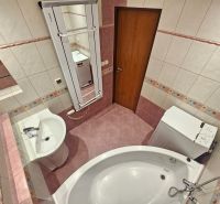 VÝHODNÁ PONUKA!!! (65 m²) 3i BYT S LOGGIOU V SRDCI SÍDLISKA KVP - Kúpeľňa v 3-izbovom byte s obkladačkami, vaňou a práčkou.