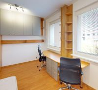 VÝHODNÁ PONUKA!!! (65 m²) 3i BYT S LOGGIOU V SRDCI SÍDLISKA KVP - Pracovný kút v 3-izbovom byte s úložnými skrinkami a výhľadom z veľkého okna.