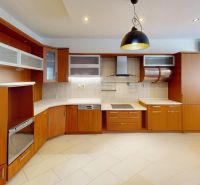 VÝHODNÁ PONUKA!!! (65 m²) 3i BYT S LOGGIOU V SRDCI SÍDLISKA KVP - Kuchyňa s dreveným dekorom a vstavanými spotrebičmi v 3-izbovom byte.