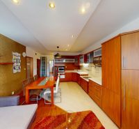 VÝHODNÁ PONUKA!!! (65 m²) 3i BYT S LOGGIOU V SRDCI SÍDLISKA KVP - Obývačka a kuchyňa v 3-izbovom byte s podlahou s dreveným dekorom a pohodlnou sedacou súpravou.