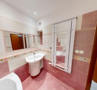 VÝHODNÁ PONUKA!!! (65 m²) 3i BYT S LOGGIOU V SRDCI SÍDLISKA KVP - Kúpeľňa v 3-izbovom byte s umývadlom, ružovými obkladmi a zrkadlom.