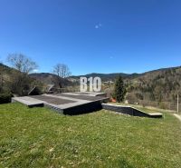 Rozostavaná chata, 845m2 pozemok, platné stavebné povolenie - Chata v Zázrivej s výhľadom na zalesnené kopce a modrou oblohou.