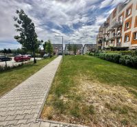 Ponúka na prenájom 2,5- izbový byt Devínska Nová Ves - Chodník popri budove na Bystrickej v Bratislave - Devínska Nová Ves.