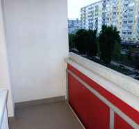Predaj útulný, úplne prerobený 2 izbový byt s loggiou, Rajecká ulica. - Balkón 2-izbového bytu na Rajeckej ulici v Bratislave - Vrakuni s výhľadom.