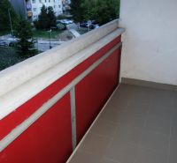 Predaj útulný, úplne prerobený 2 izbový byt s loggiou, Rajecká ulica. - Balkón 2-izbového bytu na Rajeckej ulici v Bratislave - Vrakuni.