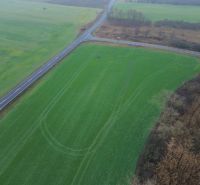 Priemyselné pozemky | 5722 m² + Bonus 2464  | Malacky - Záhorská Ves: Pozemky - komerčné pri cestnej križovatke, zelené pole a zeleň.