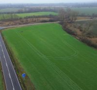 Priemyselné pozemky | 5722 m² + Bonus 2464  | Malacky - Cesta vedie popri rozľahlých komerčných pozemkoch pri Záhorskej Vsi.