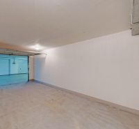 Samostatná uzatvorená garáž-sklad na diaľkové ovládanie, Šustekova - Garáže s otvorenými dverami, bielymi stenami a podlahou v Bratislave - Petržalke.