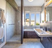 Prenájom | 2-izbový byt | Záhradnícka – Poľská ulica | 900 € + 200 € e - Kúpeľňa v 2-izbovom byte s vaňou, sprchovacím kútom a veľkým oknom.