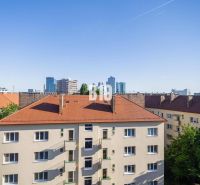 Prenájom | 2-izbový byt | Záhradnícka – Poľská ulica | 900 € + 200 € e - Výhľad na budovy v Bratislave - Starom Meste z ulice Záhradnícka.