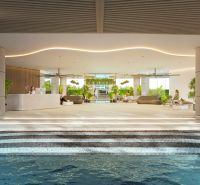 SOLE MIO RESIDENCES PHUKET - Interiér bytovej výstavby s recepciou a relaxačnou zónou, zdobené zeleňou a sedením.