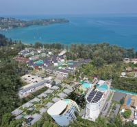 SOLE MIO RESIDENCES PHUKET - Letecký pohľad na výstavbu bytov pri pobreží Phuketu s bujnou zeleňou.