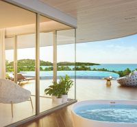 SOLE MIO RESIDENCES PHUKET - Elegantný interiér s výhľadom na terasu, bazén a oceán, Výstavba bytov.