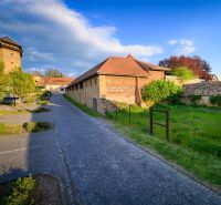 Pozemok v tesnej blízkosti hradu – Fiľakovo - Kamenný chodník vedúci popri historickej budove v Pozemkoch - komerčných vo Fiľakove.