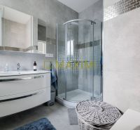 NOVOSTAVBA 2024 – Elegantný 3izb dvojdom s terasou,dizajnovou kuchyňou - Kúpeľňa v rodinnom dome s moderným sprchovacím kútom a bielym umývadlom.
