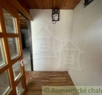Útulný maličký domček s terasou v Palárikove – ideálny štartovací domo - Interiér s dreveným stropom, dverami so sklom a podlahou s dreveným dekorom v rodinnom dome.