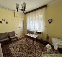 Rodinný dom na veľkom pozemku pri mŕtvom ramene Malého Dunaja v Koláro - Obývacia izba v rodinnom dome s kobercom a záclonami. Retro nábytok dopĺňa útulnú atmosféru.