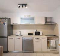 Vodice(HR)-Kompletne zariadený 3 izbový apartmán - Kuchynská linka v rekreačnom apartmáne s nerezovými spotrebičmi a mikrovlnkou.