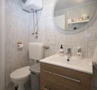 Vodice(HR)-Kompletne zariadený 3 izbový apartmán - Kúpeľňa v Rekreačnom apartmáne s umývadlom, zrkadlom a wc.