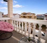 Vodice(HR)-Kompletne zariadený 3 izbový apartmán - Balkón rekreačného apartmánu vo Vodiciach, pohodlné kreslo s výhľadom na zástavbu.