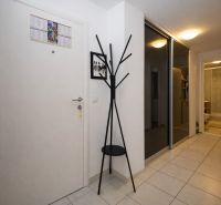 Vodice(HR)-Kompletne zariadený 3 izbový apartmán - Chodba s vešiakom a zrkadlovou skriňou v rekreačnom apartmáne.