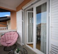 Vodice(HR)-Kompletne zariadený 3 izbový apartmán - Balkón rekreačného apartmánu s pohodlným kreslom a výhľadom na Vodice.