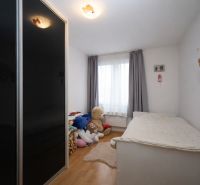 Vodice(HR)-Kompletne zariadený 3 izbový apartmán - Detská izba v Rekreačnom apartmáne s hračkami, posteľou a podlahou s dreveným dekorom.