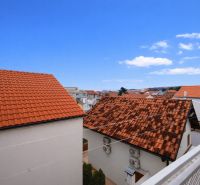 Vodice(HR)-Kompletne zariadený 3 izbový apartmán - Pohľad na strechy a modrú oblohu z Rekreačného apartmánu vo Vodiciach.