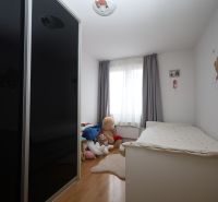 Vodice(HR)-Kompletne zariadený 3 izbový apartmán - Detská izba v Rekreačnom apartmáne s posteľou, skriňou a plyšovými hračkami na podlahe s dreveným dekorom.