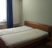 Prenájom pekný 2 izbový tehlový byt, Budovateľská ulica, BA II.Ružinov - Spálňa v 2-izbovom byte s manželskou posteľou, okno a záves.