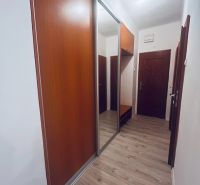 PREDAJ: 3i s balk. 67 m2; Uhlisko-Banská Bystrica; 205.000 € - Vstupná hala so vstavanou skriňou a podlahou s dreveným dekorom v 3-izbovom byte.