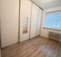 PREDAJ: 3i s balk. 67 m2; Uhlisko-Banská Bystrica; 205.000 € - Izba v 3-izbovom byte s bielou skriňou a podlahou s dreveným dekorom.