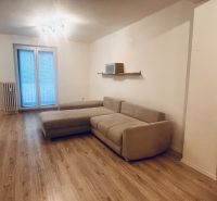 PREDAJ: 3i s balk. 67 m2; Uhlisko-Banská Bystrica; 205.000 € - Obývacia izba v 3-izbovom byte s pohovkou a podlahou s dreveným dekorom.
