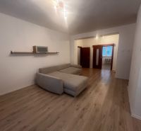 PREDAJ: 3i s balk. 67 m2; Uhlisko-Banská Bystrica; 205.000 € - Obývacia izba s pohovkou a podlahou s dreveným dekorom v 3-izbovom byte.