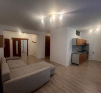PREDAJ: 3i s balk. 67 m2; Uhlisko-Banská Bystrica; 205.000 € - Obývacia izba v 3-izbovom byte s kuchyňou a podlahou s dreveným dekorom.