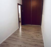 PREDAJ: 3i s balk. 67 m2; Uhlisko-Banská Bystrica; 205.000 € - Chodba so vstavnou skriňou a podlahou s dreveným dekorom v 3-izbovom byte.