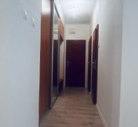 PREDAJ: 3i s balk. 67 m2; Uhlisko-Banská Bystrica; 205.000 € - Úzka chodba v 3-izbovom byte s podlahou s dreveným dekorom a vstavanou skriňou.