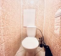 PREDAJ: 3i s balk. 67 m2; Uhlisko-Banská Bystrica; 205.000 € - Toaleta s mozaikovými dlaždicami v 3-izbovom byte, svetlé a čisté prostredie.