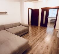PREDAJ: 3i s balk. 67 m2; Uhlisko-Banská Bystrica; 205.000 € - Obývacia izba s pohodlnou sedačkou a podlahou s dreveným dekorom v 3-izbovom byte.