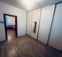 PREDAJ: 3i s balk. 67 m2; Uhlisko-Banská Bystrica; 205.000 € - Chodba v 3-izbovom byte so skriňami a podlahou s dreveným dekorom.