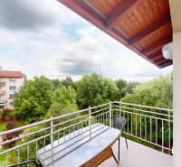 | Pekný a priestranný 3-izbový byt | 70m² |  - Balkón 3-izbového bytu na Mečíková ulici, Bratislava - Devínska Nová Ves s výhľadom na zeleň.