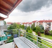 | Pekný a priestranný 3-izbový byt | 70m² |  - Balkón s výhľadom na zeleň a bytové domy na Mečíkovej ulici v Devínskej Novej Vsi.