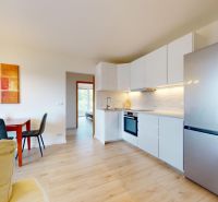 | Pekný a priestranný 3-izbový byt | 70m² |  - Kuchyňa a jedálenský priestor v 3-izbovom byte s podlahou s dreveným dekorom.