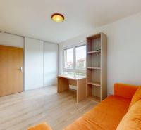 | Pekný a priestranný 3-izbový byt | 70m² |  - Izba v 3-izbovom byte so svetlým nábytkom, oranžovou sedačkou a podlahou s dreveným dekorom.